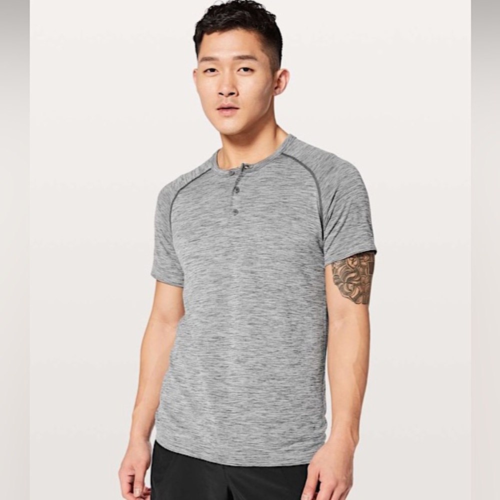 Lululemon Metal Vent Tech Short Sleeve Henley in Slate / White- Size Large. EUC